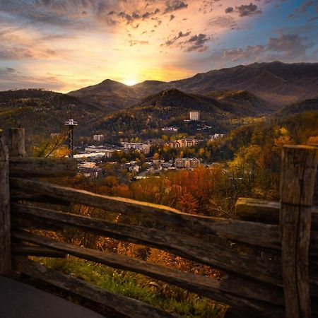 Mountain Eden, Hot Tub, Resort Pool, Wifi, 1089 Free Tickets Each Paid Day, Dollywood And More Gatlinburg Bagian luar foto