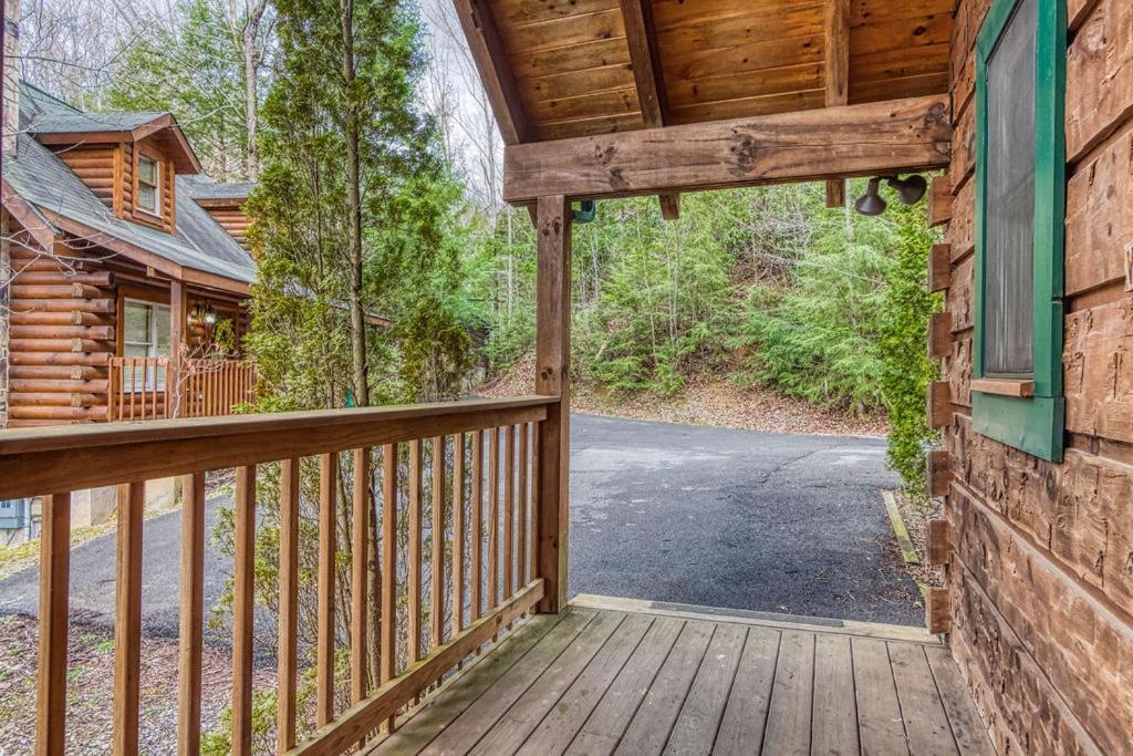 Mountain Eden, Hot Tub, Resort Pool, Wifi, 1089 Free Tickets Each Paid Day, Dollywood And More Gatlinburg Bagian luar foto