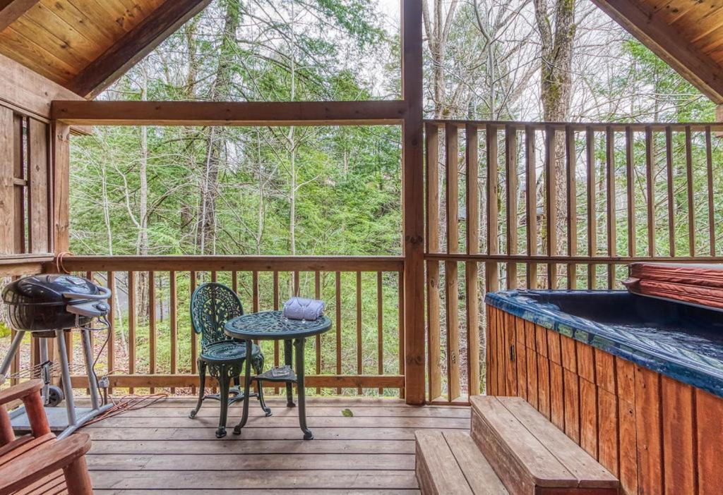 Mountain Eden, Hot Tub, Resort Pool, Wifi, 1089 Free Tickets Each Paid Day, Dollywood And More Gatlinburg Bagian luar foto