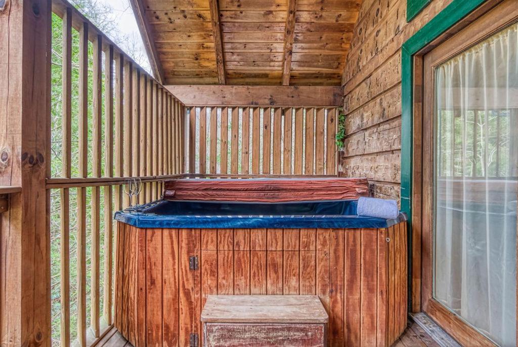 Mountain Eden, Hot Tub, Resort Pool, Wifi, 1089 Free Tickets Each Paid Day, Dollywood And More Gatlinburg Bagian luar foto
