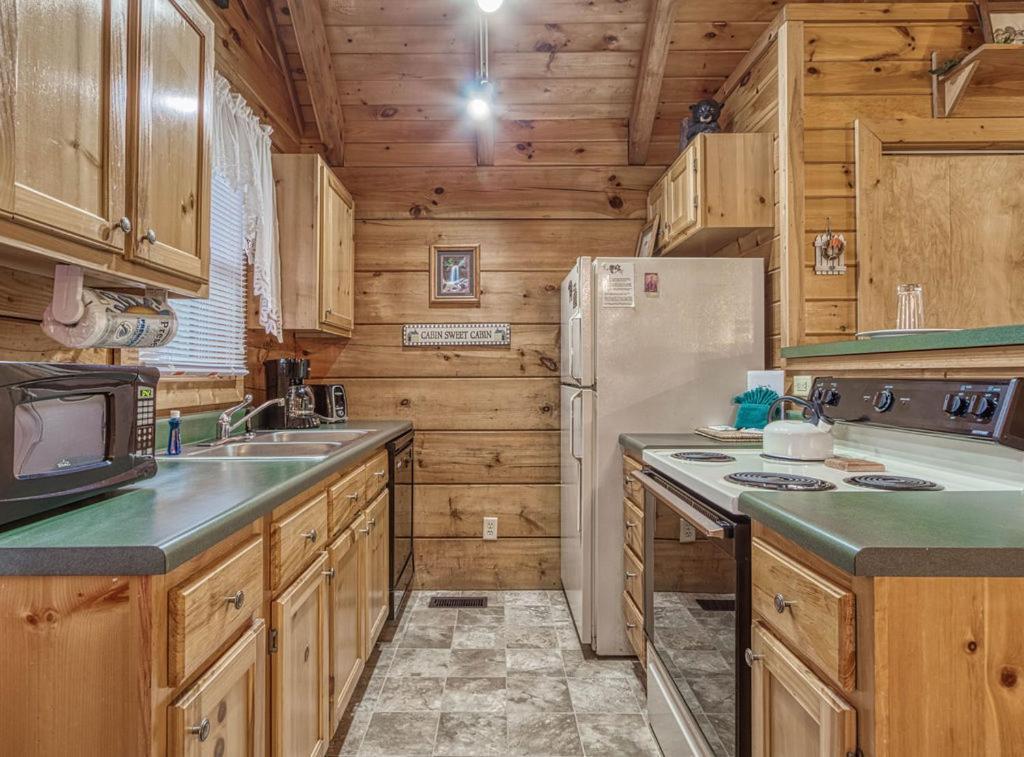 Mountain Eden, Hot Tub, Resort Pool, Wifi, 1089 Free Tickets Each Paid Day, Dollywood And More Gatlinburg Bagian luar foto