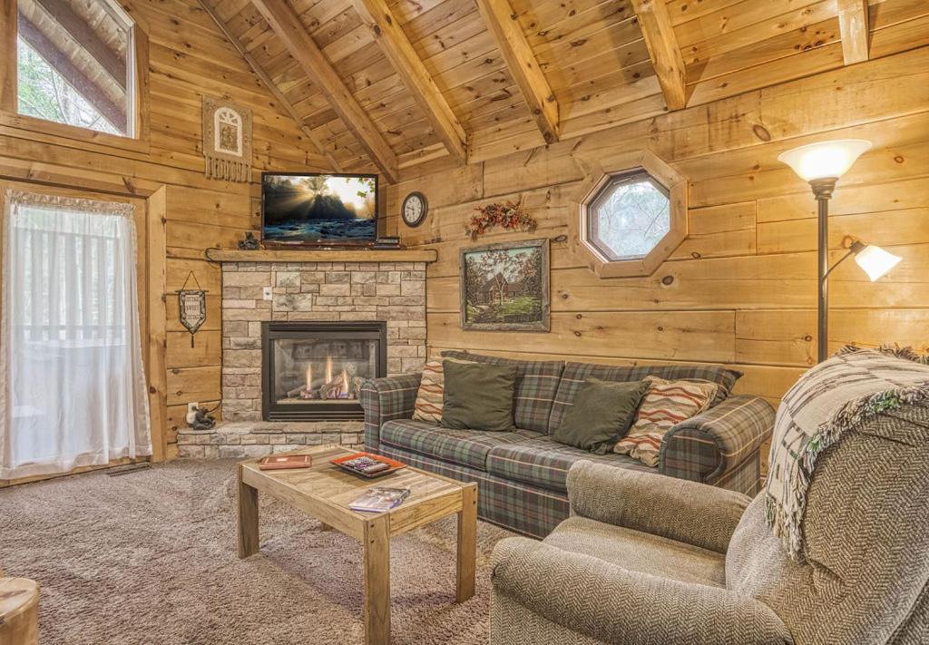 Mountain Eden, Hot Tub, Resort Pool, Wifi, 1089 Free Tickets Each Paid Day, Dollywood And More Gatlinburg Bagian luar foto