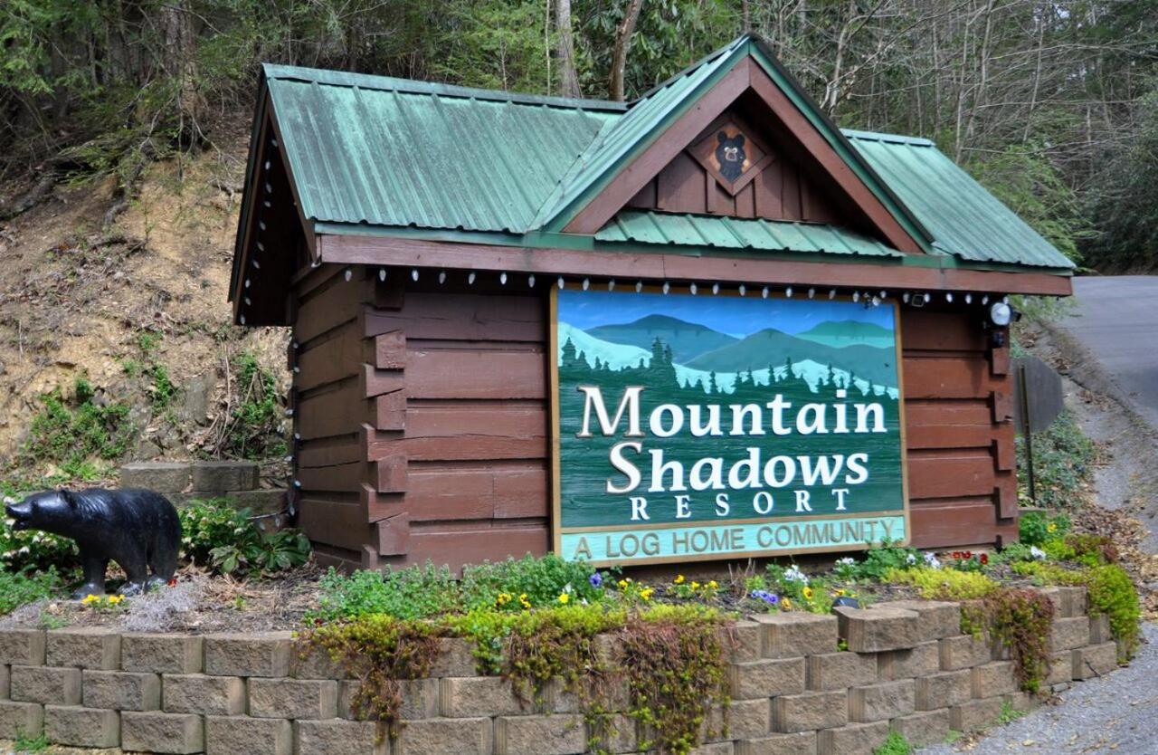 Mountain Eden, Hot Tub, Resort Pool, Wifi, 1089 Free Tickets Each Paid Day, Dollywood And More Gatlinburg Bagian luar foto