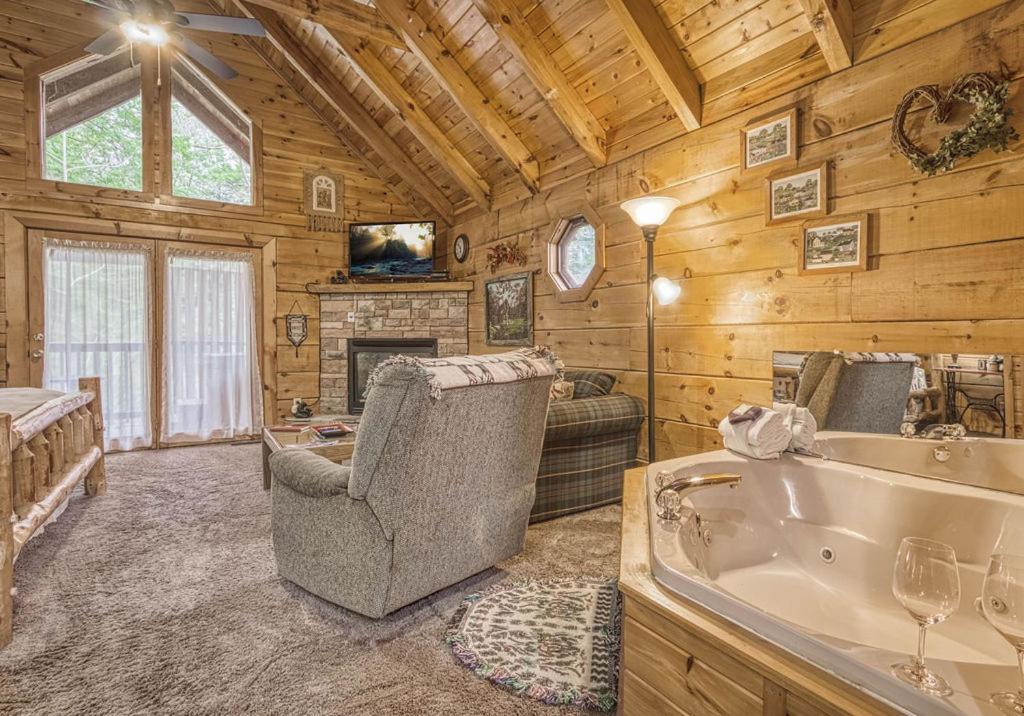 Mountain Eden, Hot Tub, Resort Pool, Wifi, 1089 Free Tickets Each Paid Day, Dollywood And More Gatlinburg Bagian luar foto