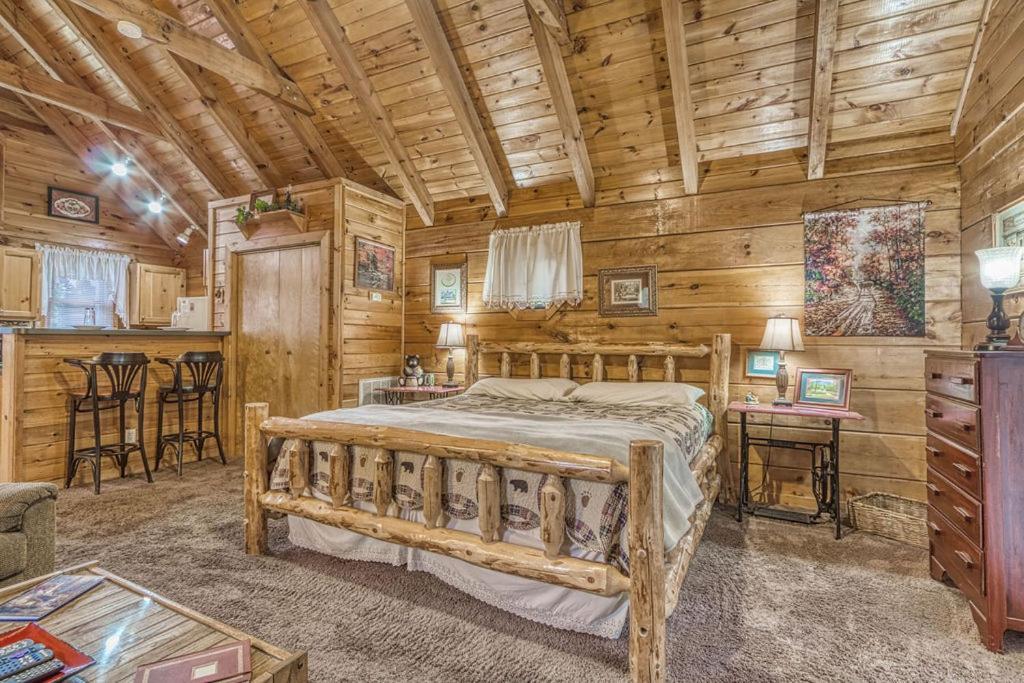 Mountain Eden, Hot Tub, Resort Pool, Wifi, 1089 Free Tickets Each Paid Day, Dollywood And More Gatlinburg Bagian luar foto